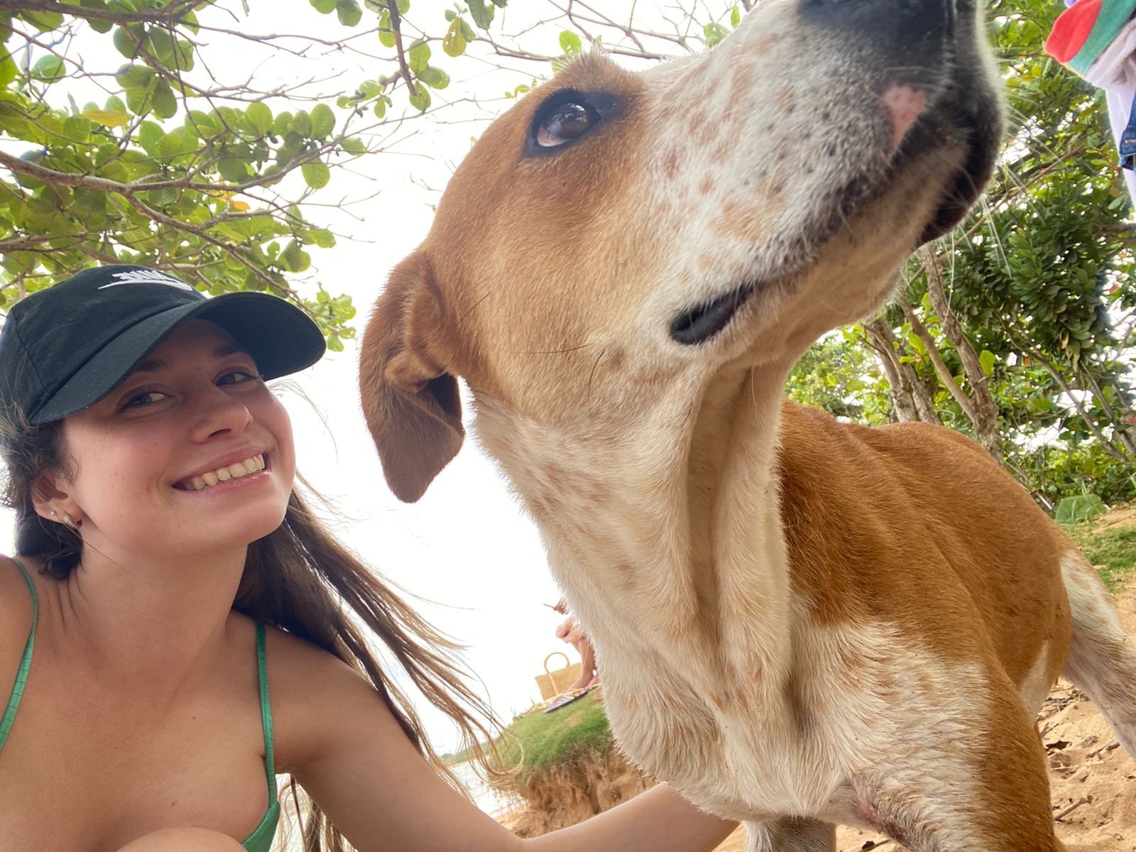 com o cachorrinho na praia