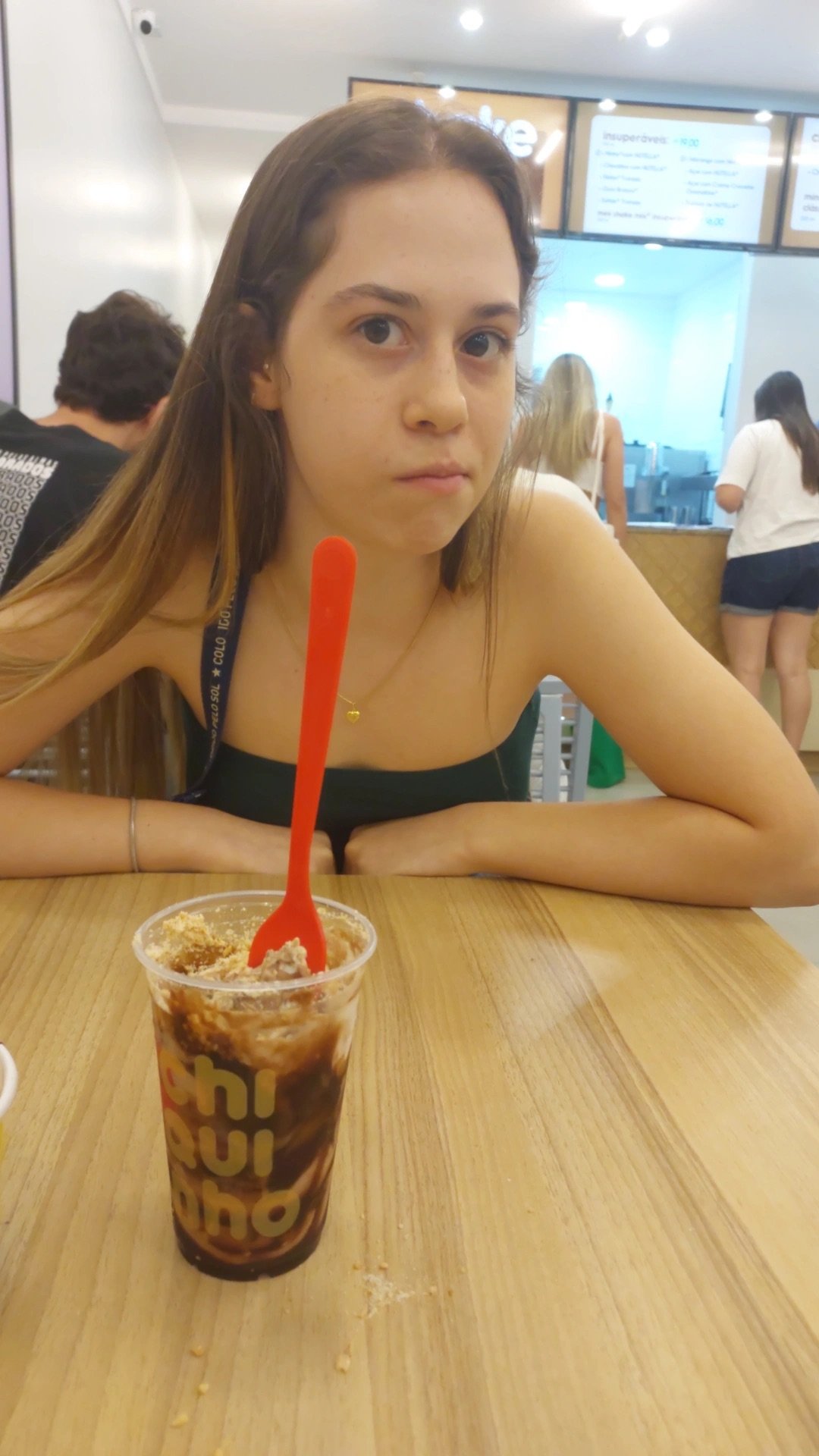 tomando açaí