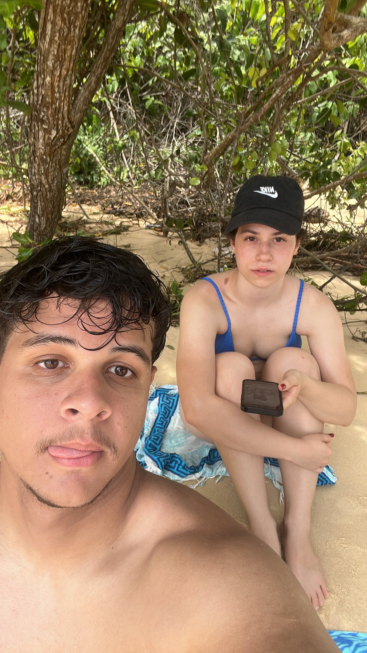 na praia