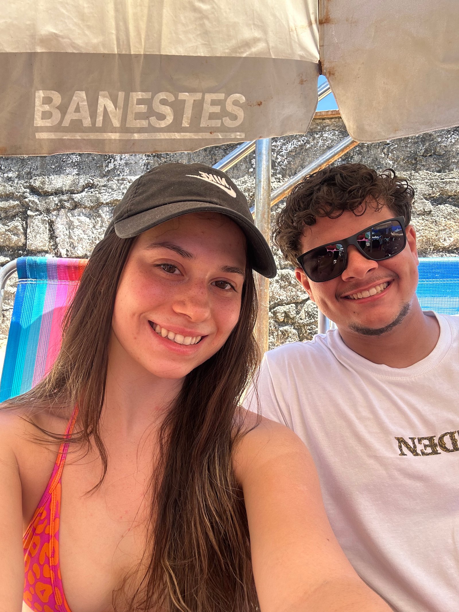 com os amigos na praia