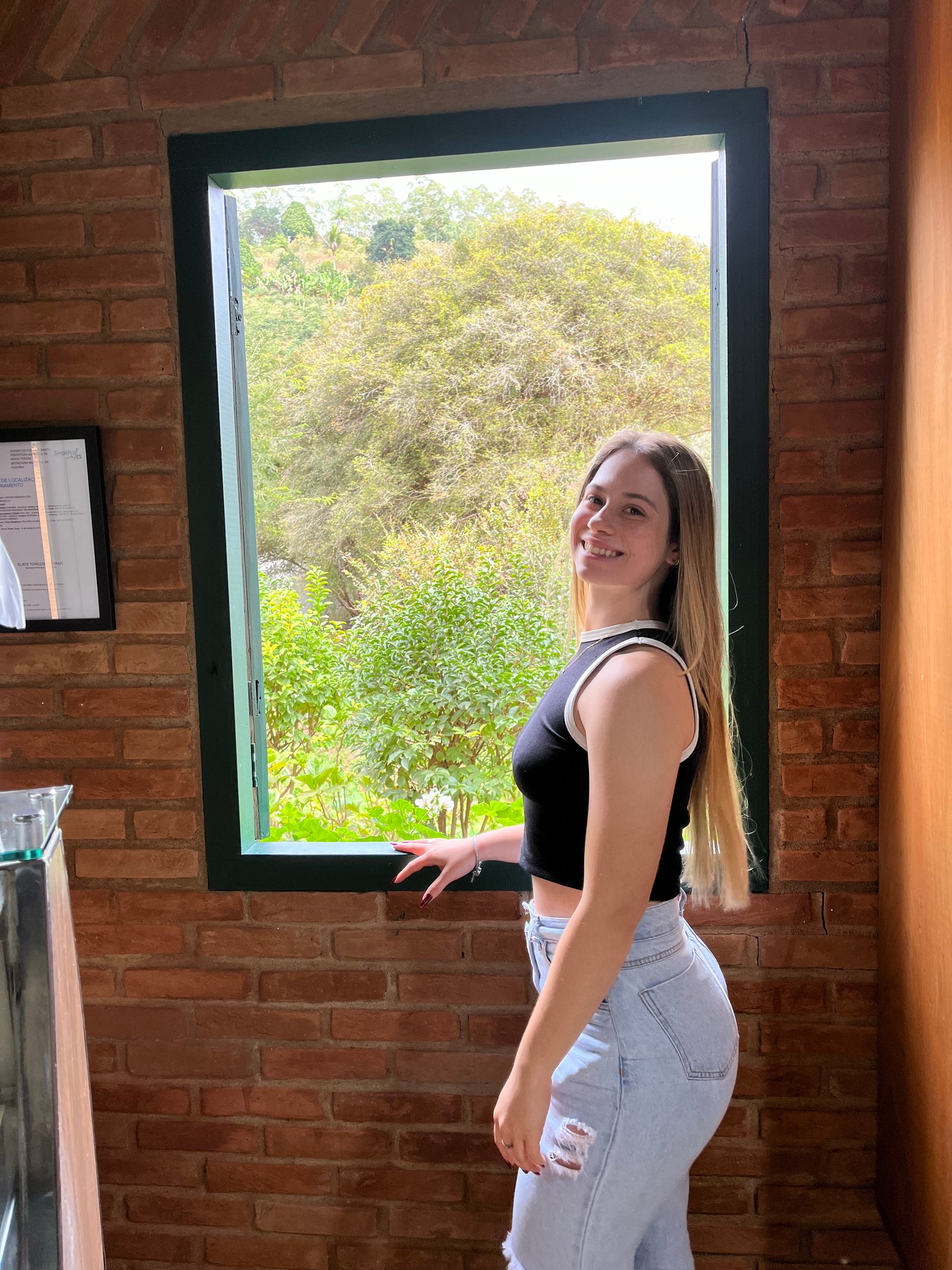 de vestido preto na porta
