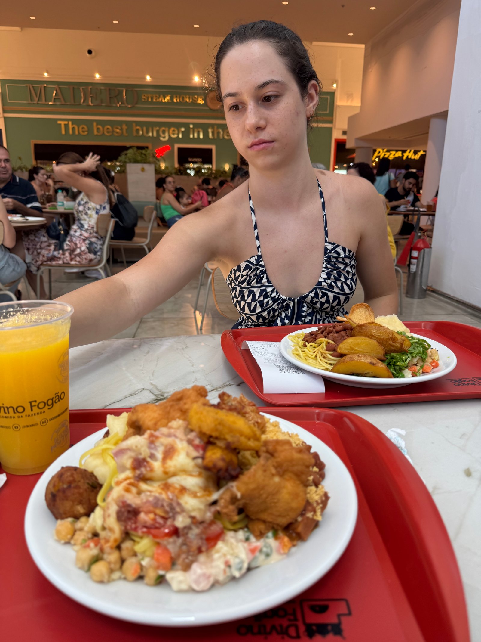 na praia com amigo