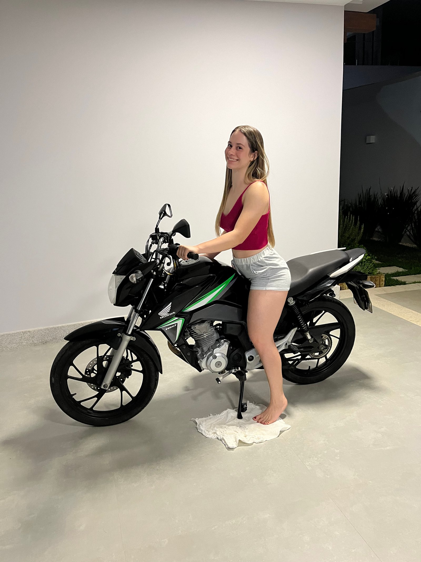 sorrindo à noite