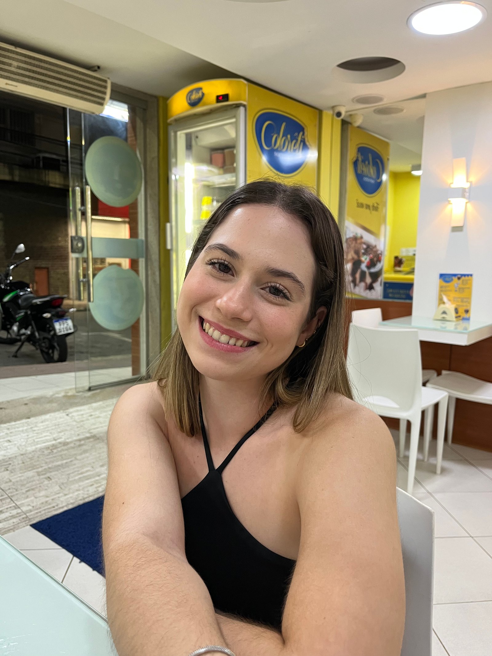 na academia sorrindo