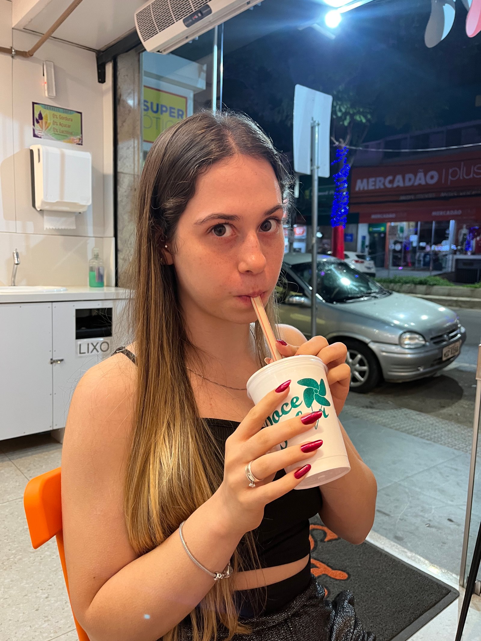 tomando suco