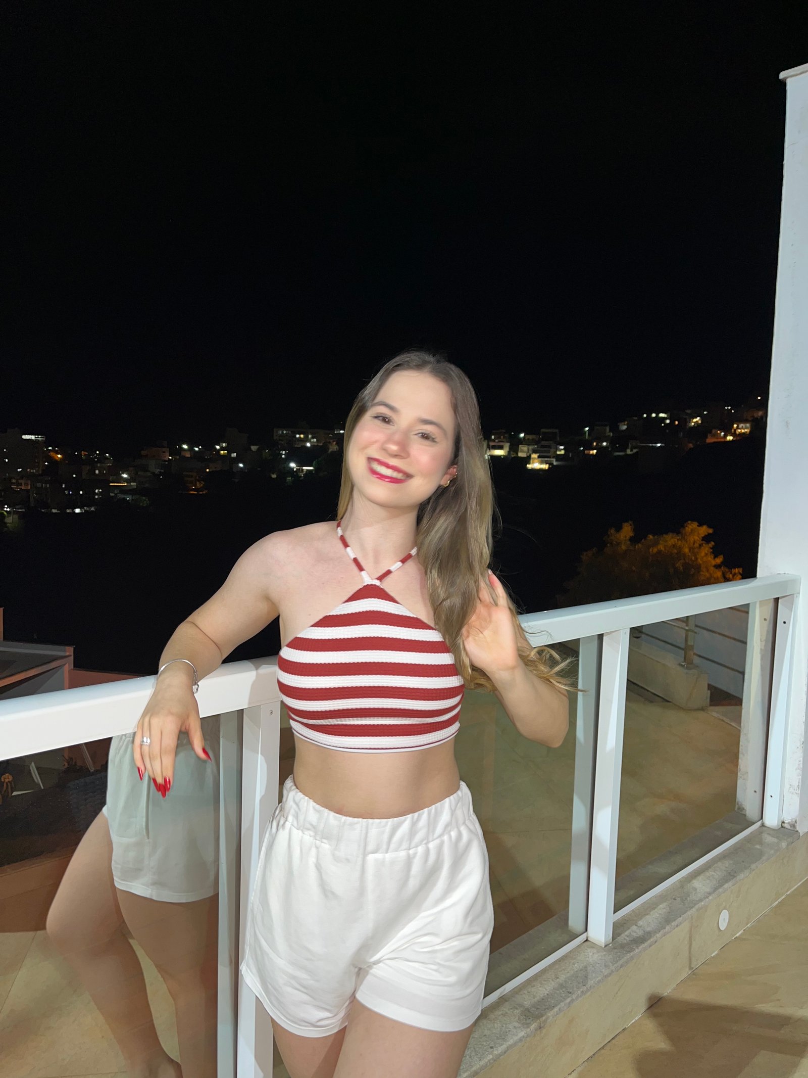 na praia com boné