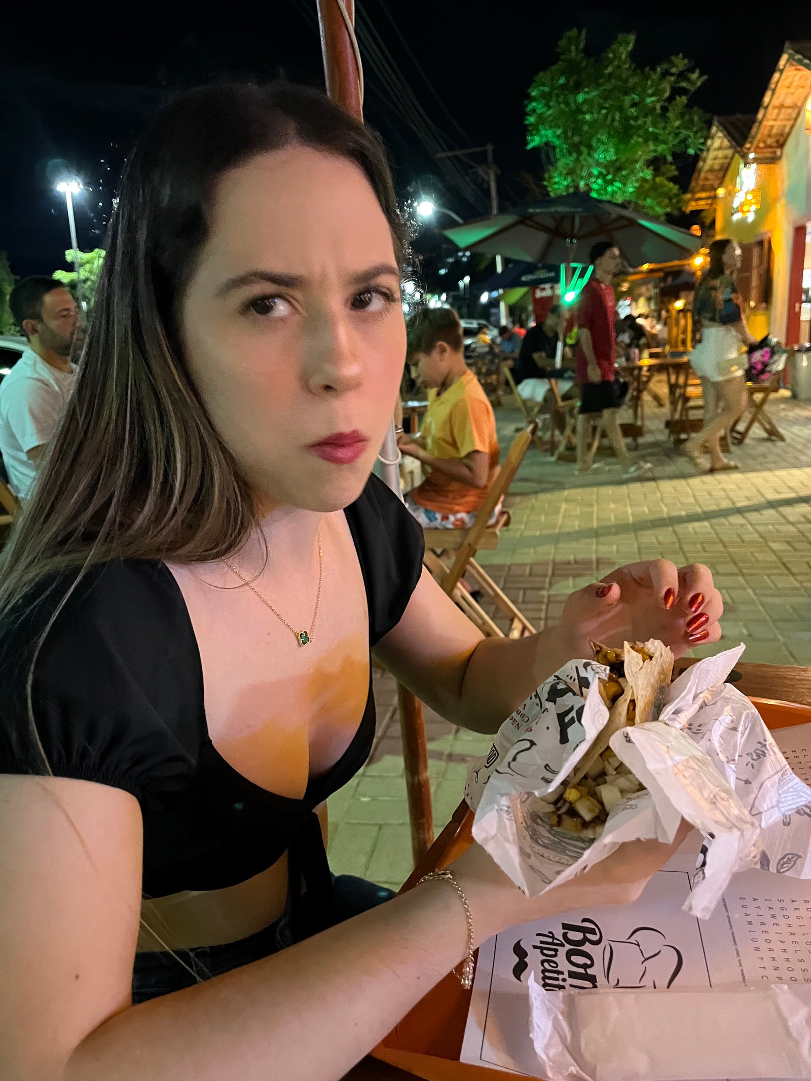 comendo sanduíche