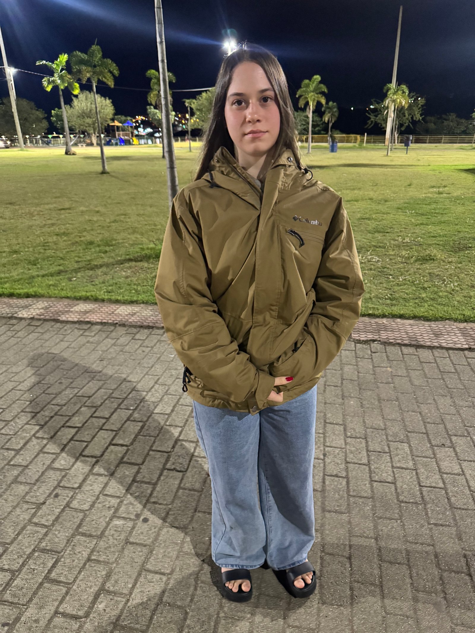 retrato sério de noite