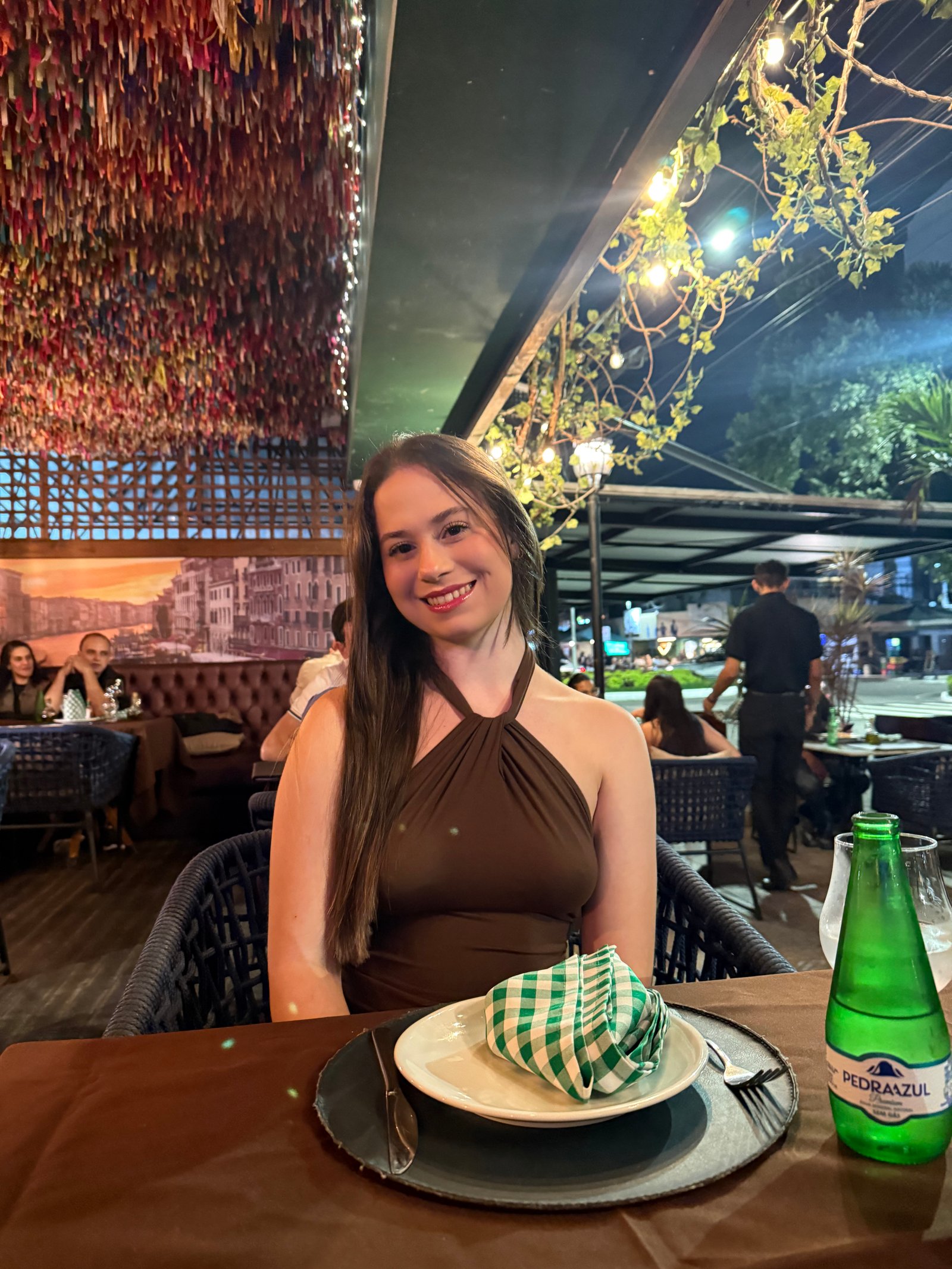sorrindo à noite no bar