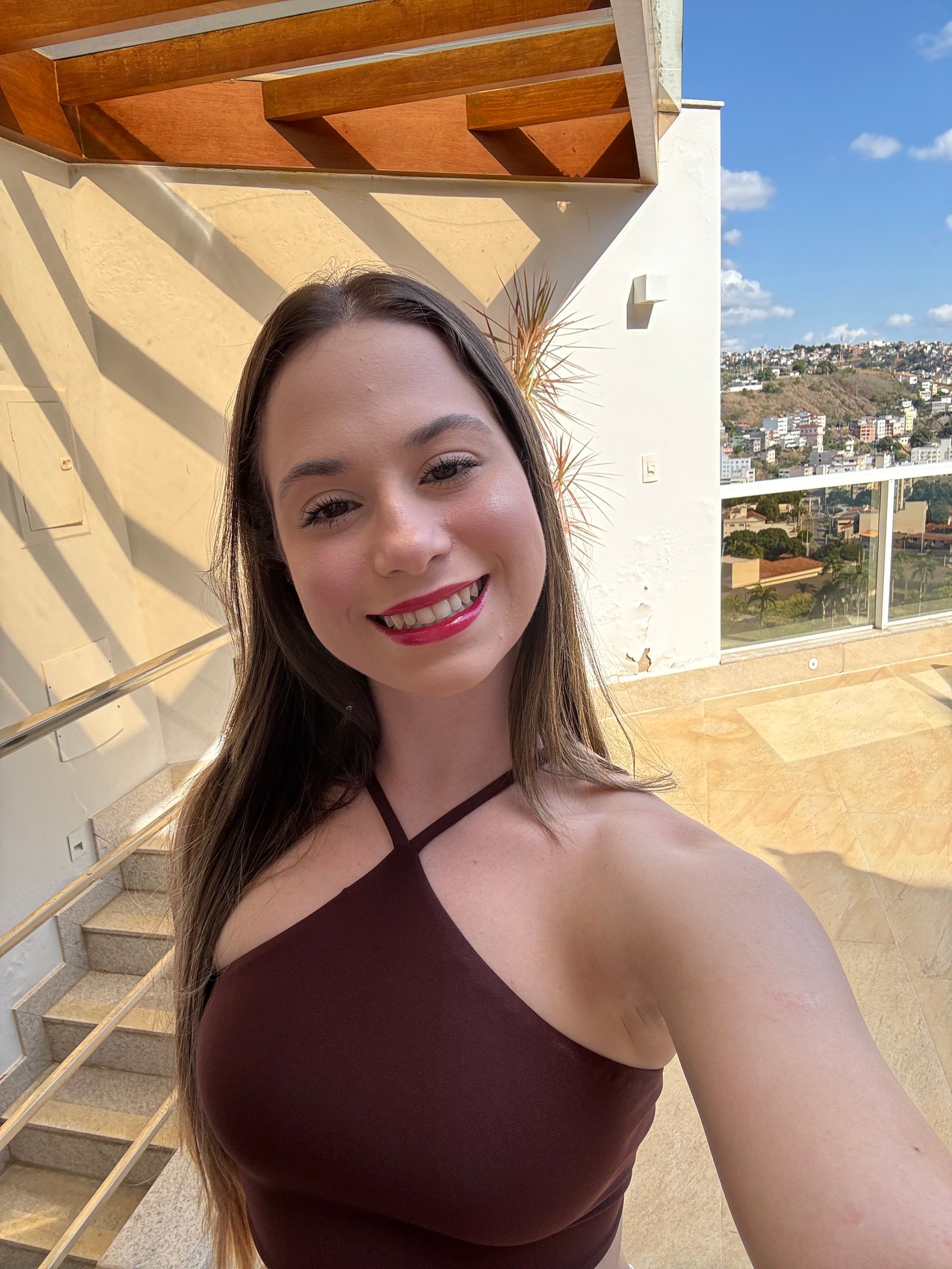 com ele sorrindo